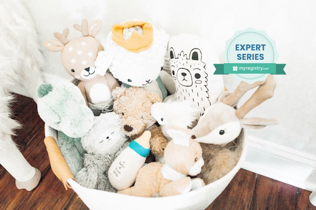 Consejos de una experta para organizar la habitación del bebé, a basket of plush toys